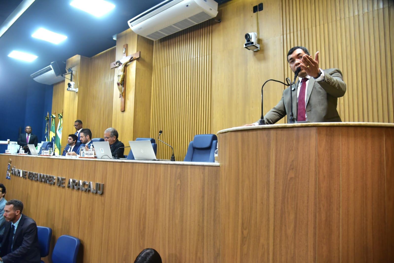 Levi Oliveira enfatiza benefícios de PL que autoriza empréstimo para compra de ônibus elétrico em Aracaju