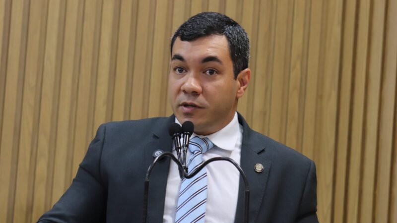 Levi enfatiza ausência de mapas do transporte público de Aracaju e protocola PL que disponibiliza esse serviço à população