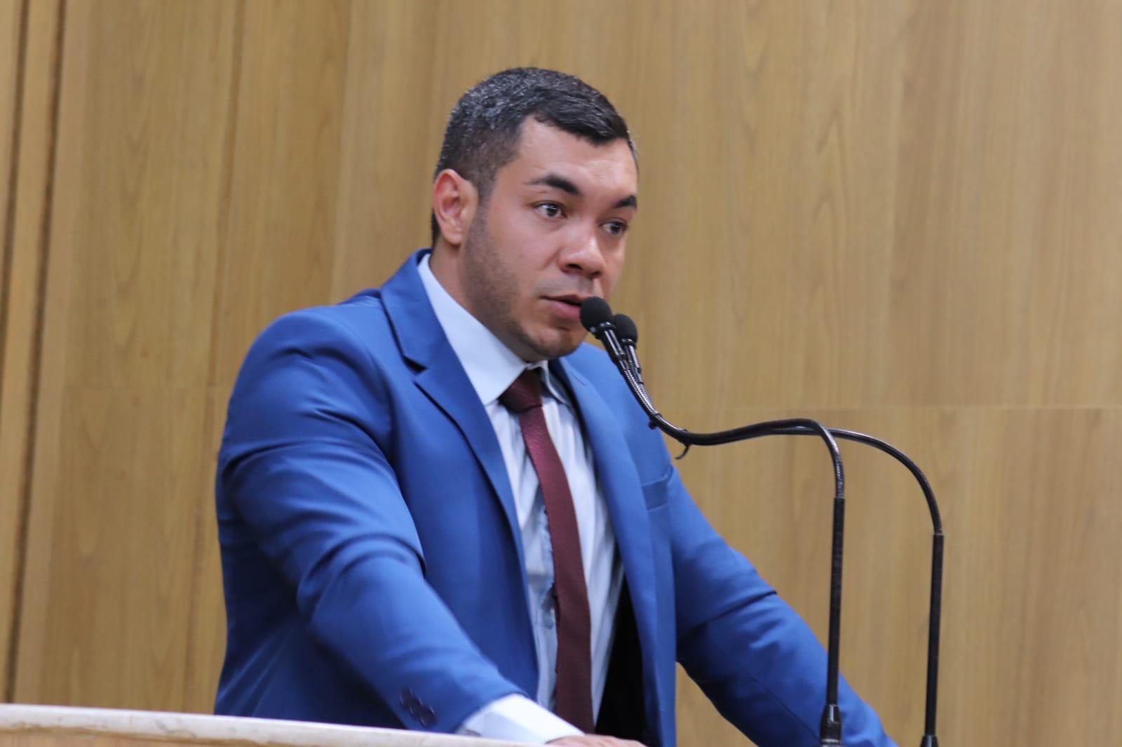 Levi Oliveira tem PL sobre desafetação de área pública no bairro Luzia sancionado pela Prefeita Emília Correia