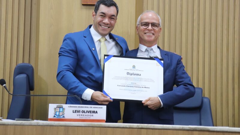 Levi Oliveira concede Título de Cidadão Aracajuano ao jornalista Fernando Petrônio