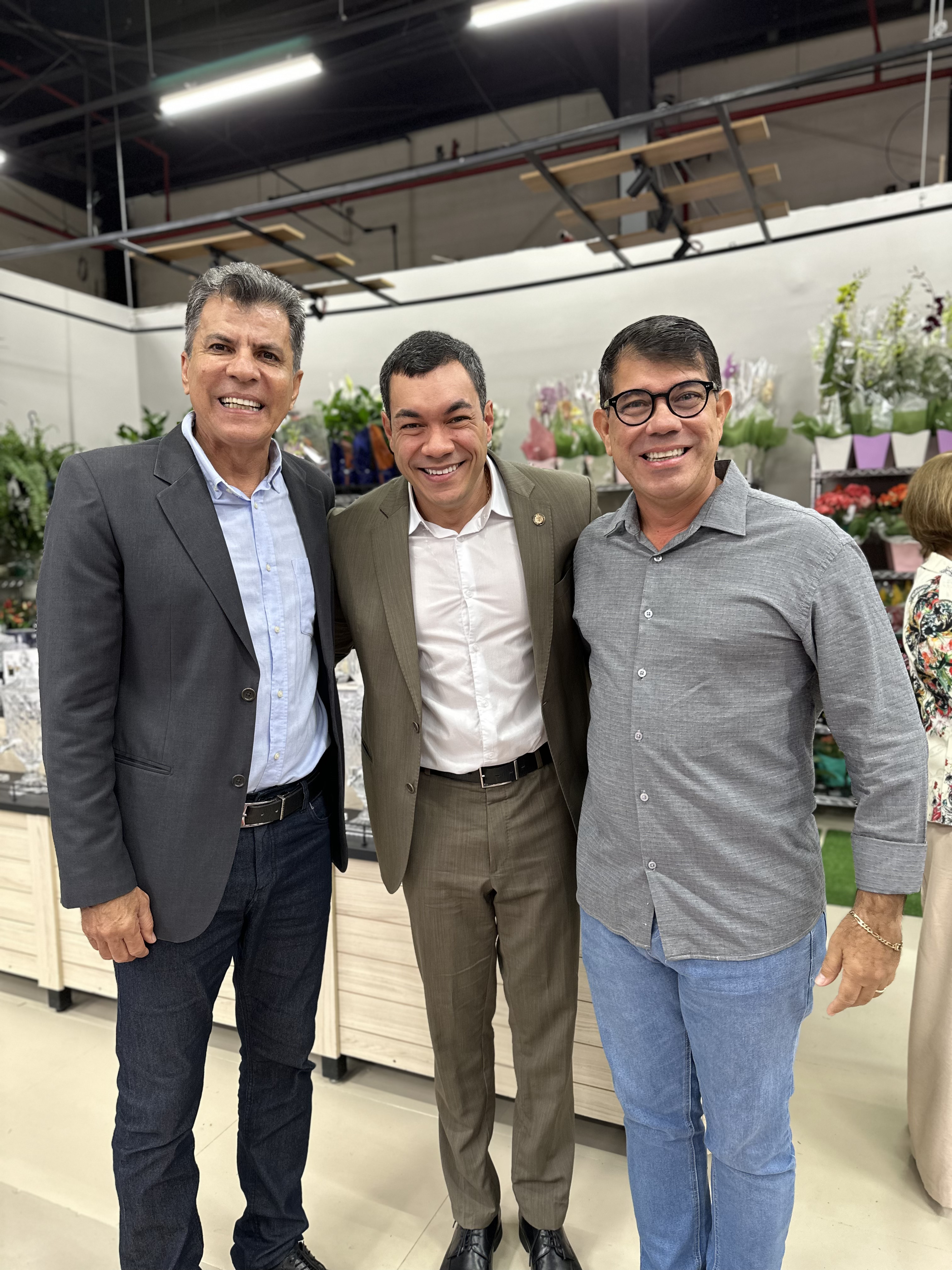 Levi Oliveira participa da inauguração de unidade do Supermercados Bombom e celebra avanço na geração de empregos em Aracaju