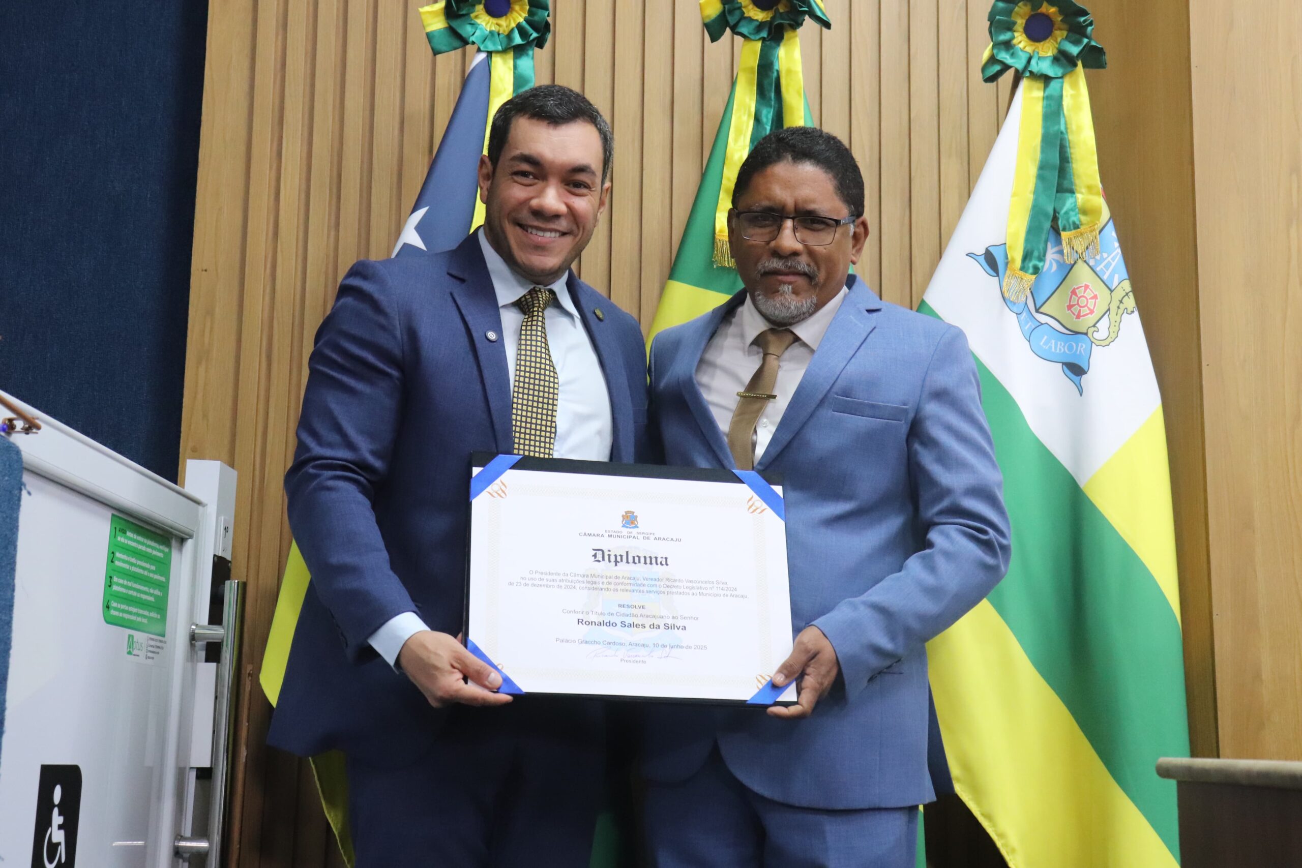 Levi Oliveira entrega Título de Cidadania Aracajuana ao pastor Ronaldo Sales