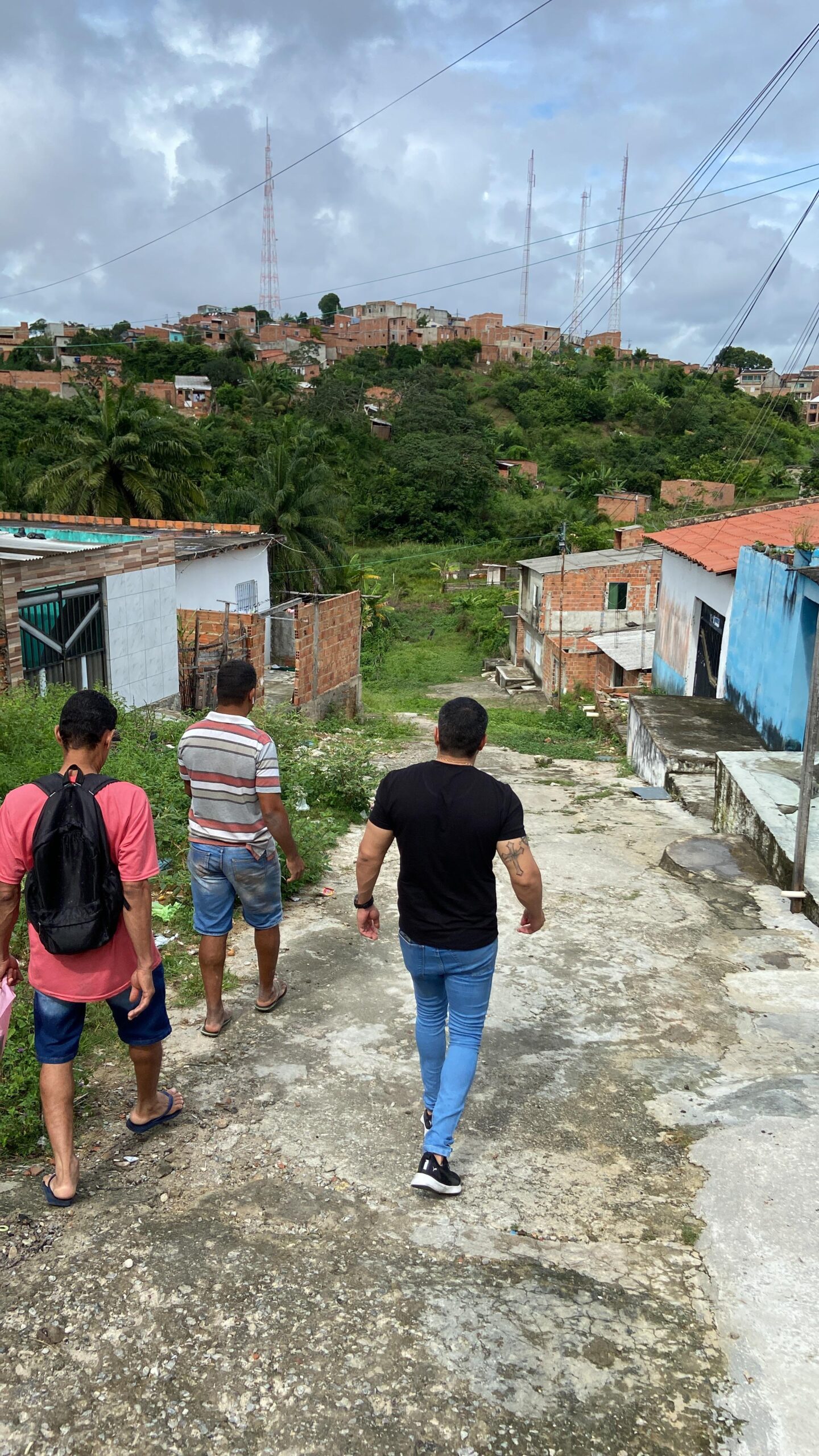 Levi Oliveira fiscaliza obra parada e denuncia precariedade na infraestrutura dos bairros São Conrado e Santo Antônio