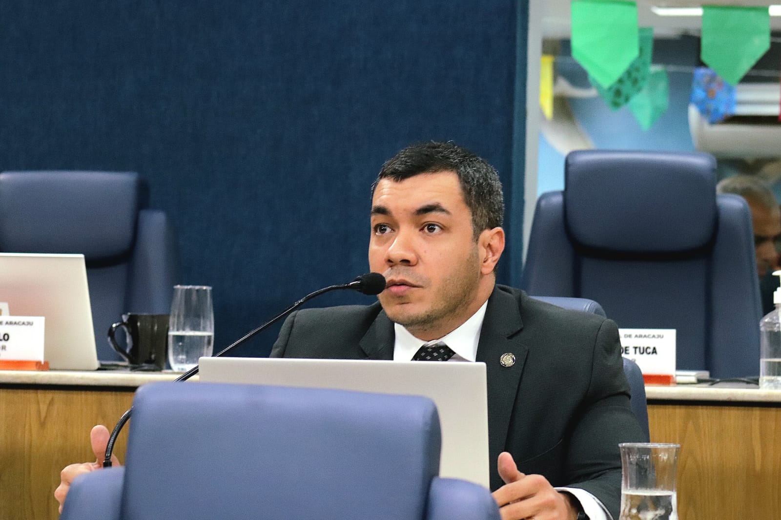Levi Oliveira solicita melhorias na travessa Monteiro Lobato e revitalização de praça no Orlando Dantas