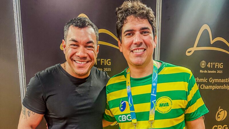 Levi Oliveira celebra conquista de duas medalhas de prata no Mundial de Ginástica Rítmica