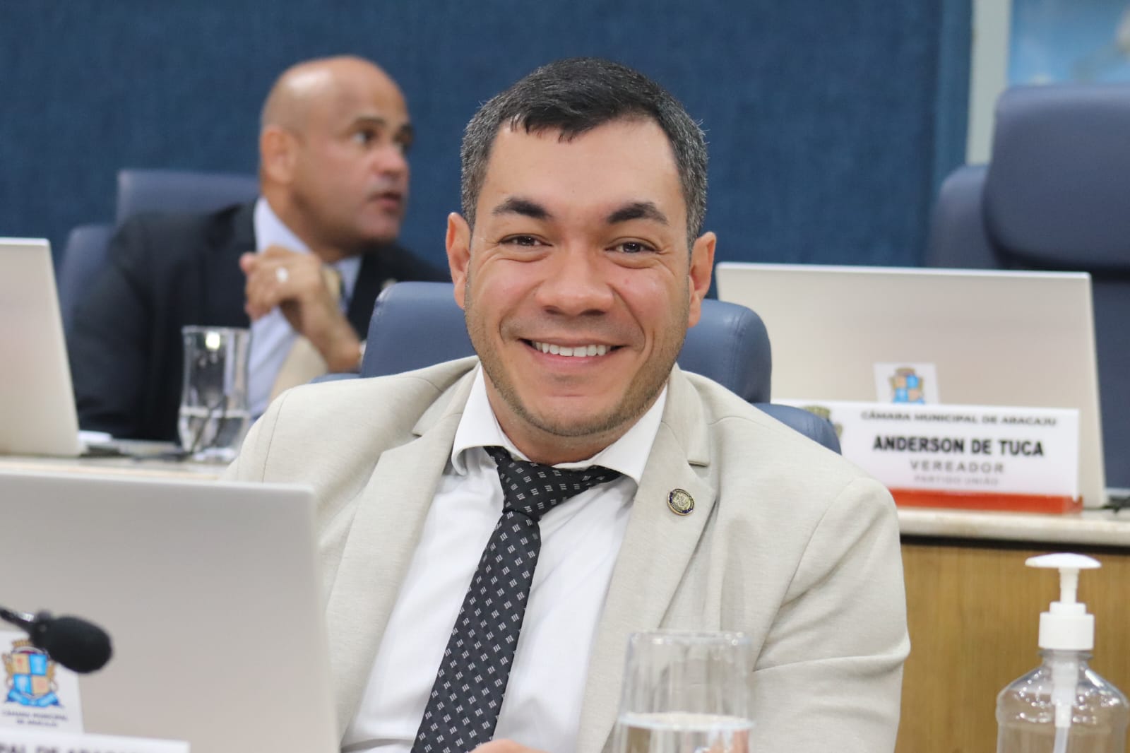 Levi Oliveira sugere campanha para descarte adequado de medicamentos e solicita manutenção urbana nas vias de Aracaju