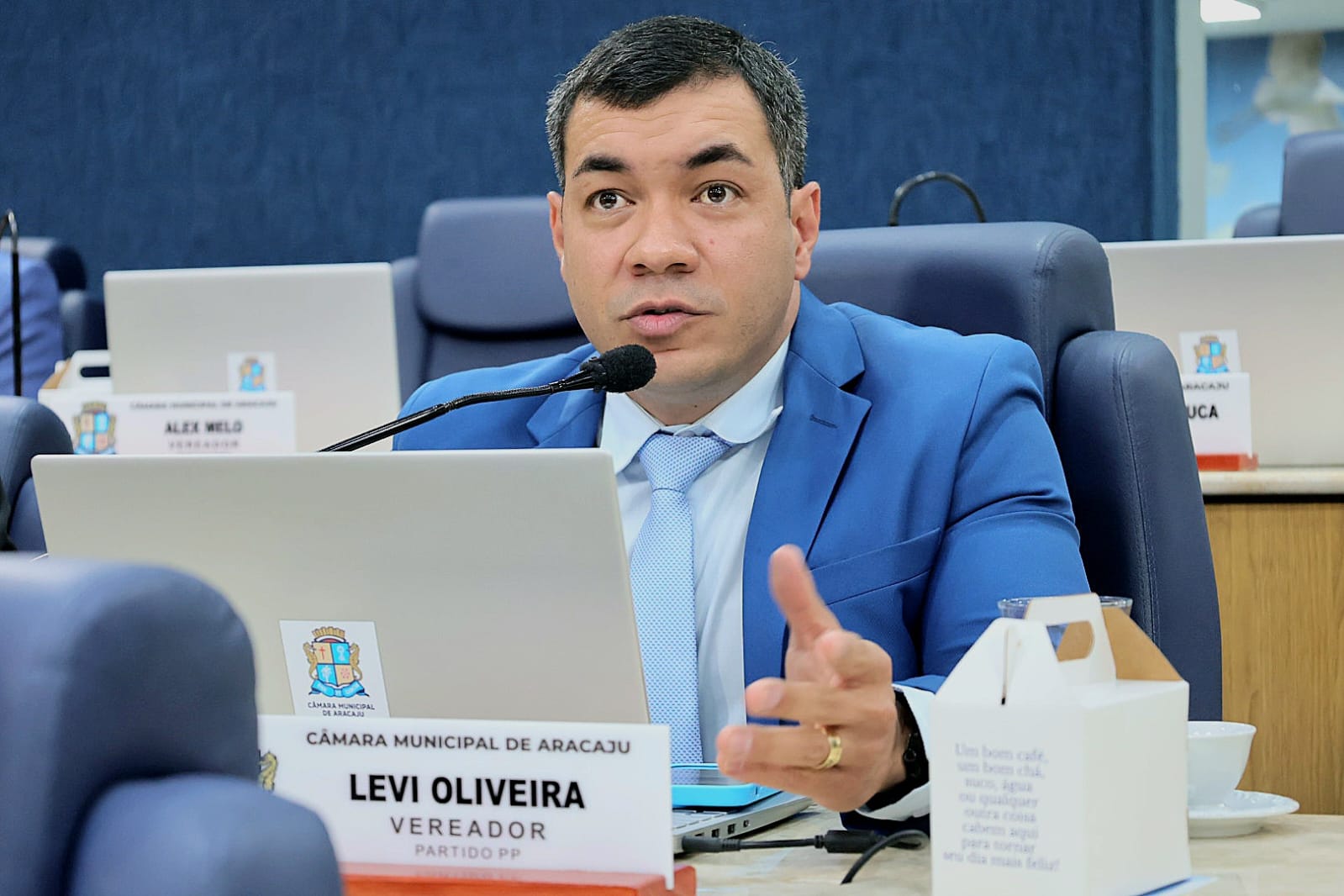 Levi Oliveira sugere implementação de cursos de educação financeira na educação básica e instalação de parques inclusivos para crianças com deficiência