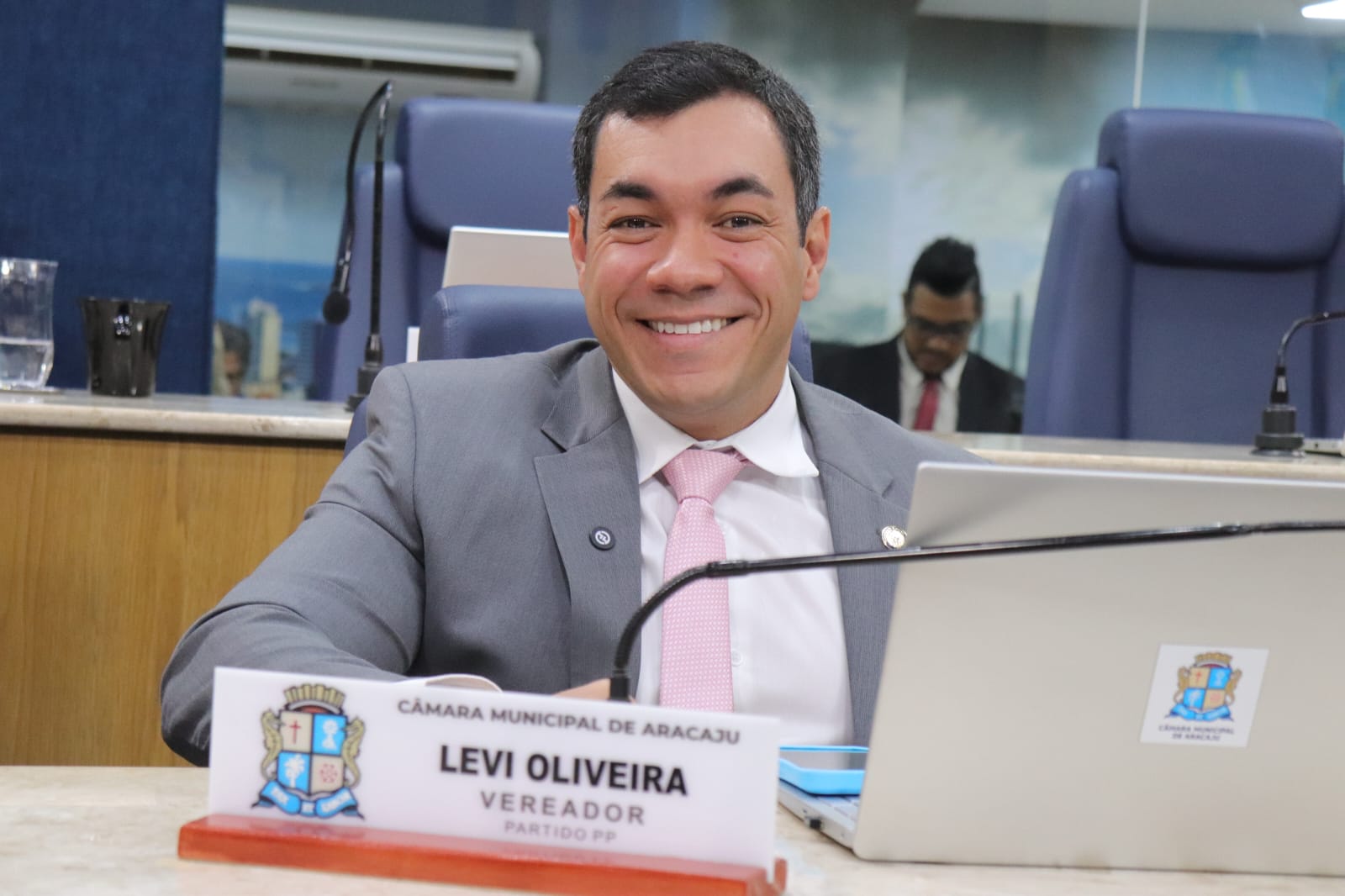 Vereador Levi Oliveira solicita recapeamento asfáltico e reorganização do trânsito nos bairros Luzia e Marivan