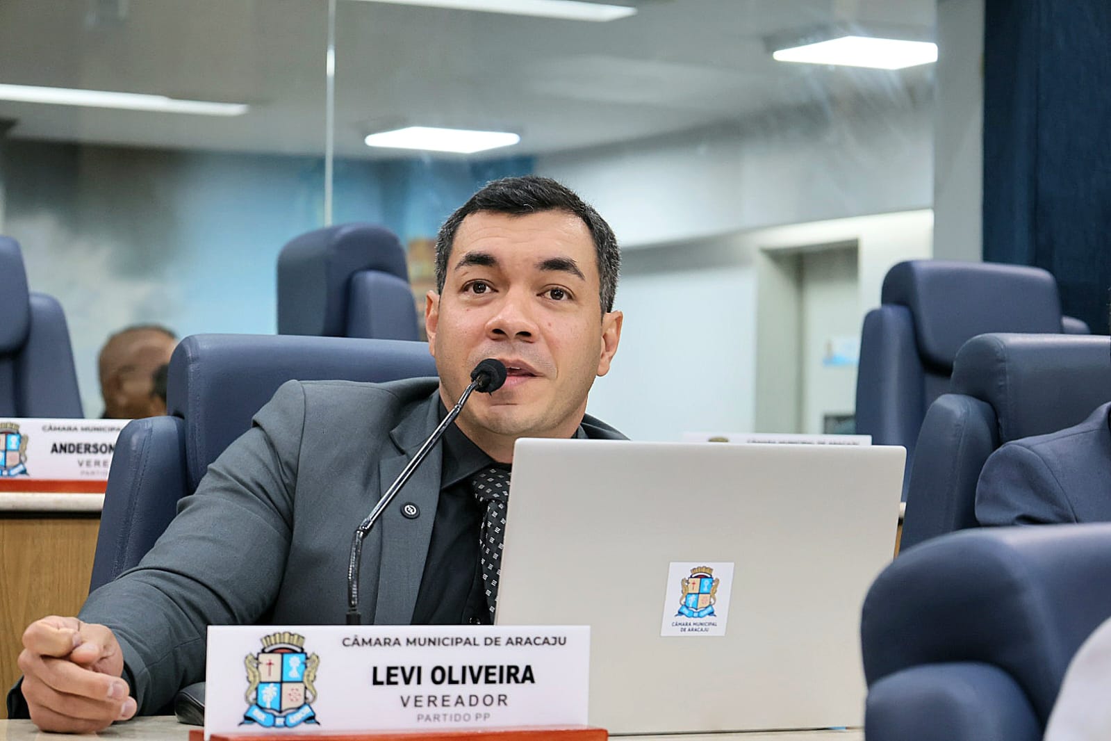 Vereador Levi Oliveira sugere a criação de programa que amplia o acesso a recarga de veículos elétricos