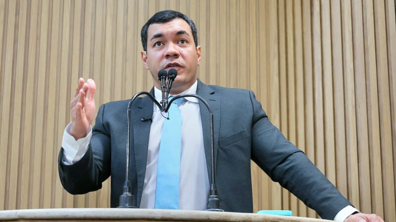 Na tribuna, Levi Oliveira ressalta valorização do comércio local e avanço da capacitação profissional no estado