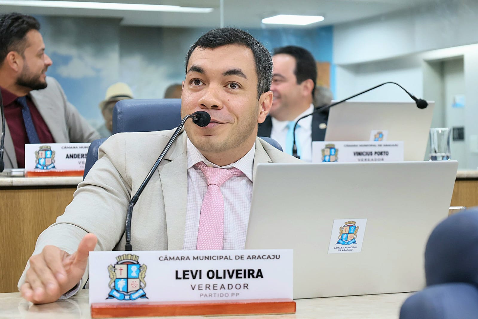 Levi Oliveira sugere criação de áreas de apoio e descanso para moto entregadores na capital