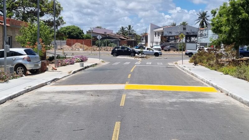Quebra-mola é instalado em travessa do bairro Atalaia após solicitação de Levi Oliveira