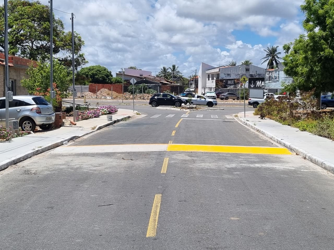 Quebra-mola é instalado em travessa do bairro Atalaia após solicitação de Levi Oliveira