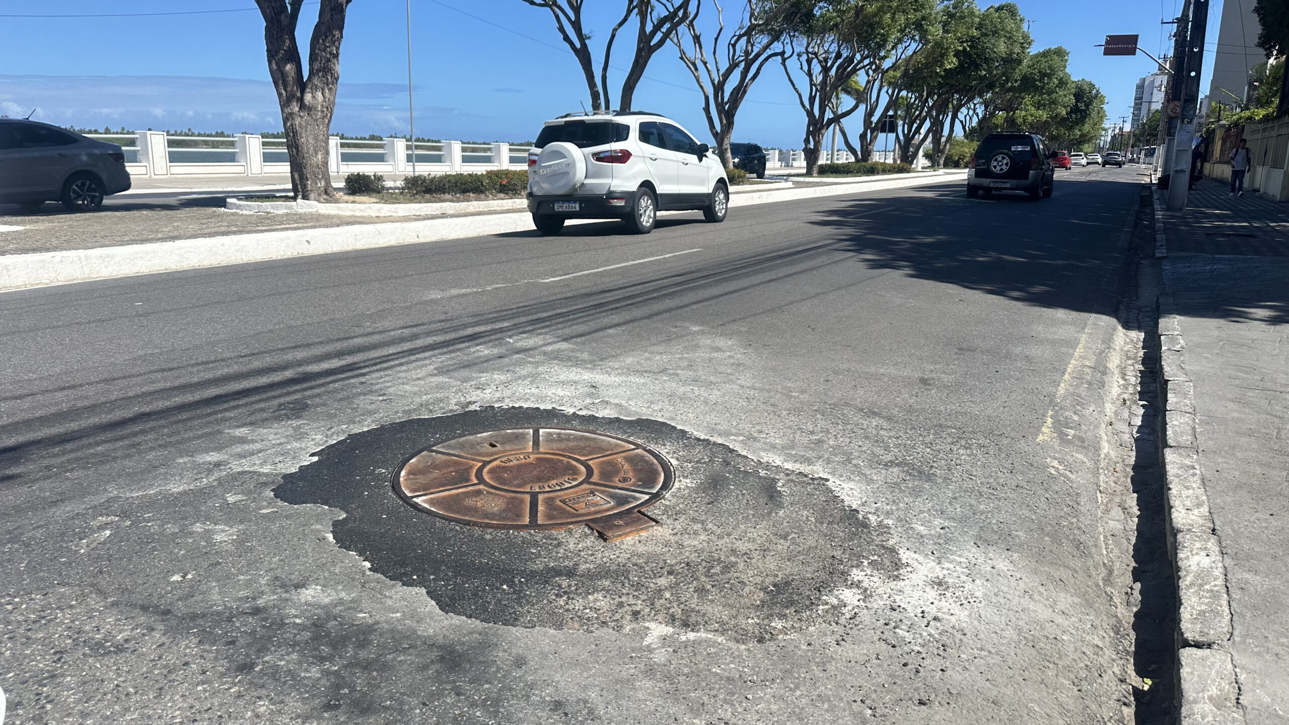 Desobstrução de esgoto e terraplanagem em rua são realizados após solicitações de Levi Oliveira