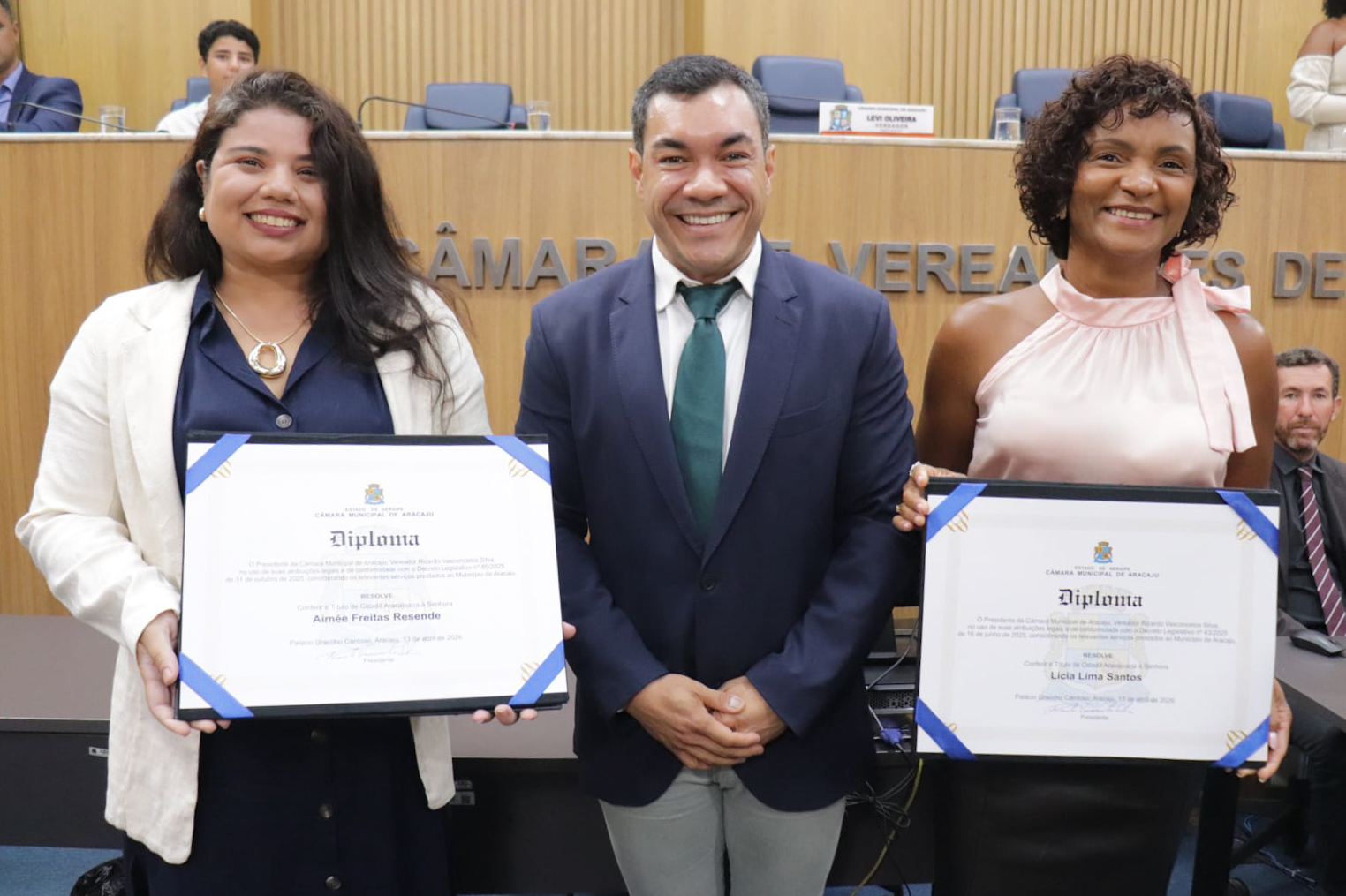 Levi Oliveira concede Título de Cidadania Aracajuana a Aimée Resende e Lícia Lima