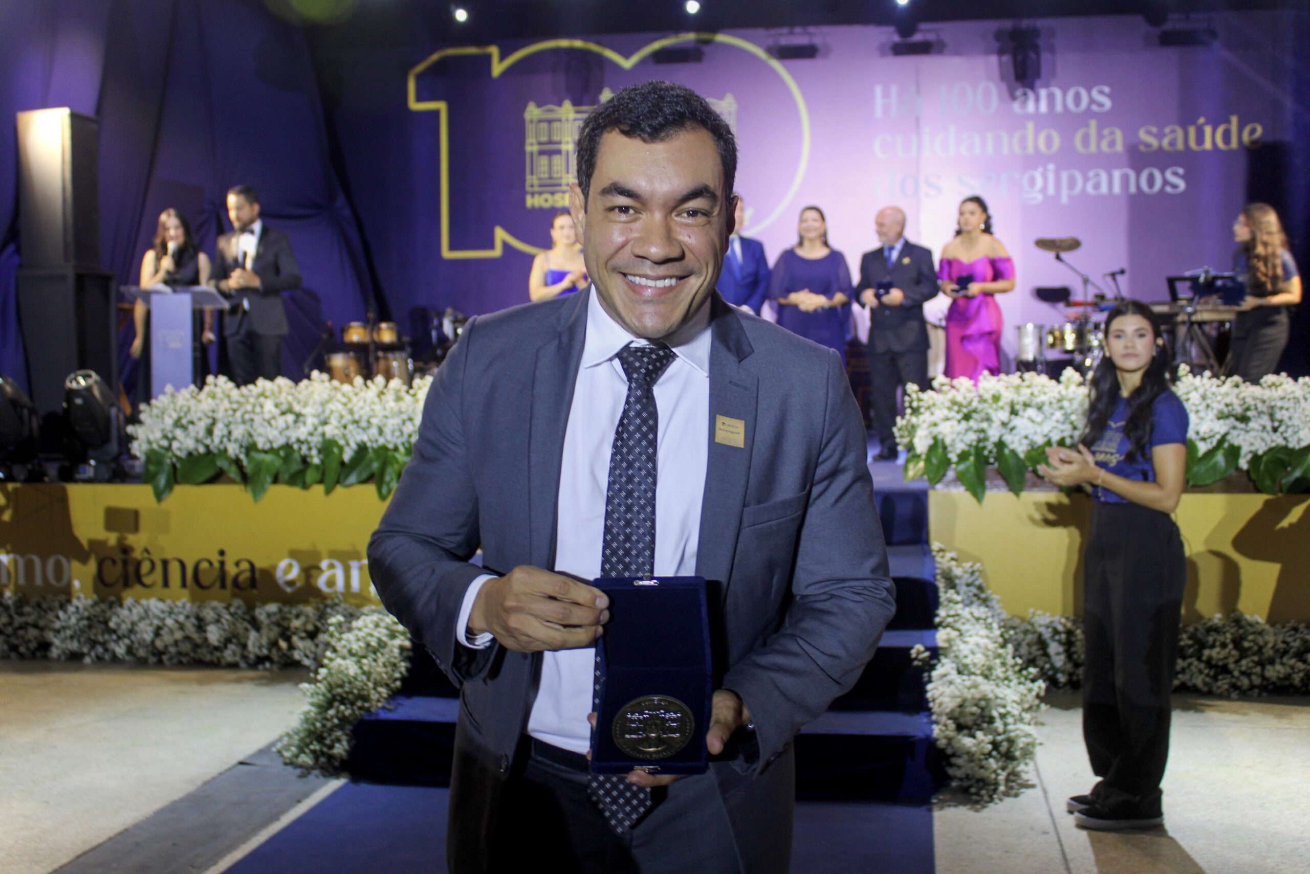 Vereador Levi Oliveira recebe Comenda Dr. Augusto Leite durante centenário do Hospital de Cirurgia