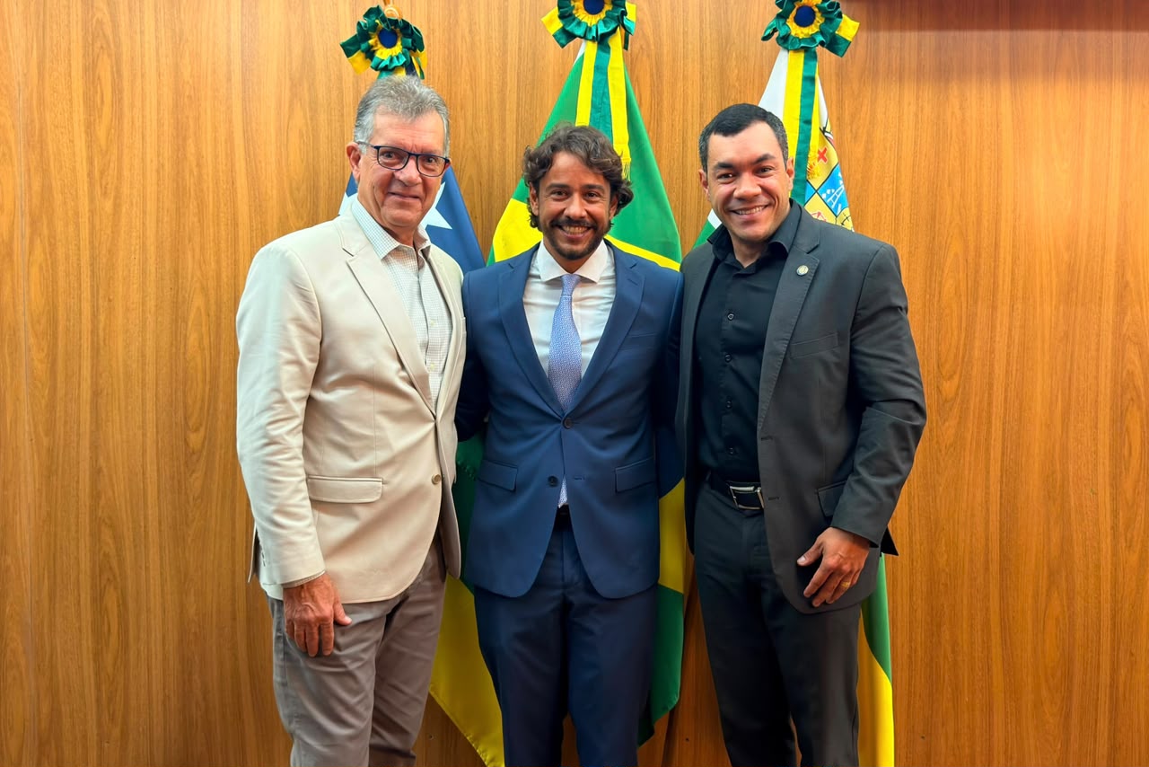 Levi Oliveira participa da posse de Avilé Dantas e destaca experiência do novo vereador de Aracaju