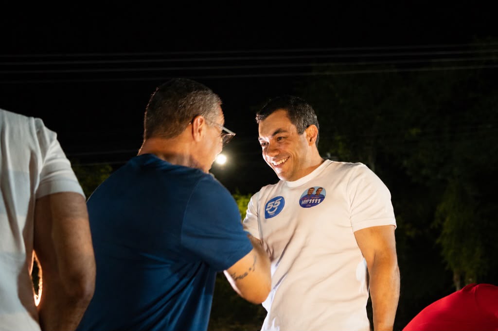 Levi Oliveira reforça apoio a Fábio Mitidieri durante minicarreata em Aracaju
