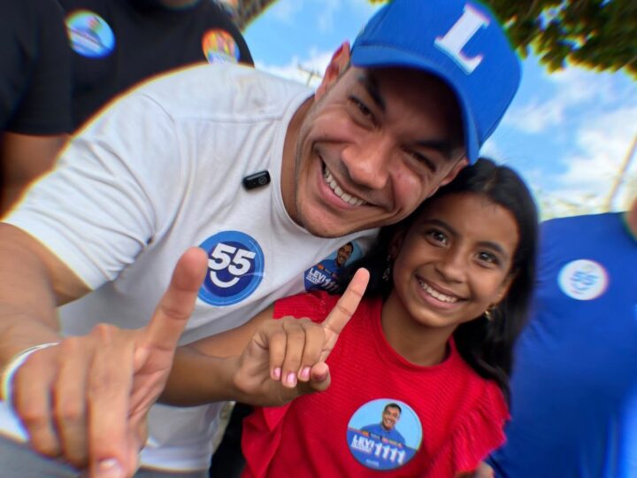 Levi Oliveira participa de desfile cívico no Santos Dumont, tradição reconhecida por projeto de sua autoria